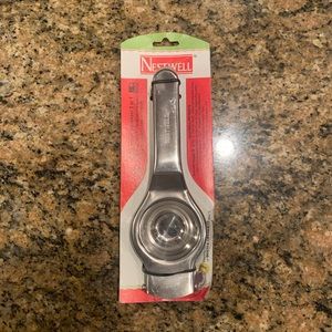 2 IN 1 LEMON SQUEEZER/BOTTLE OPENER